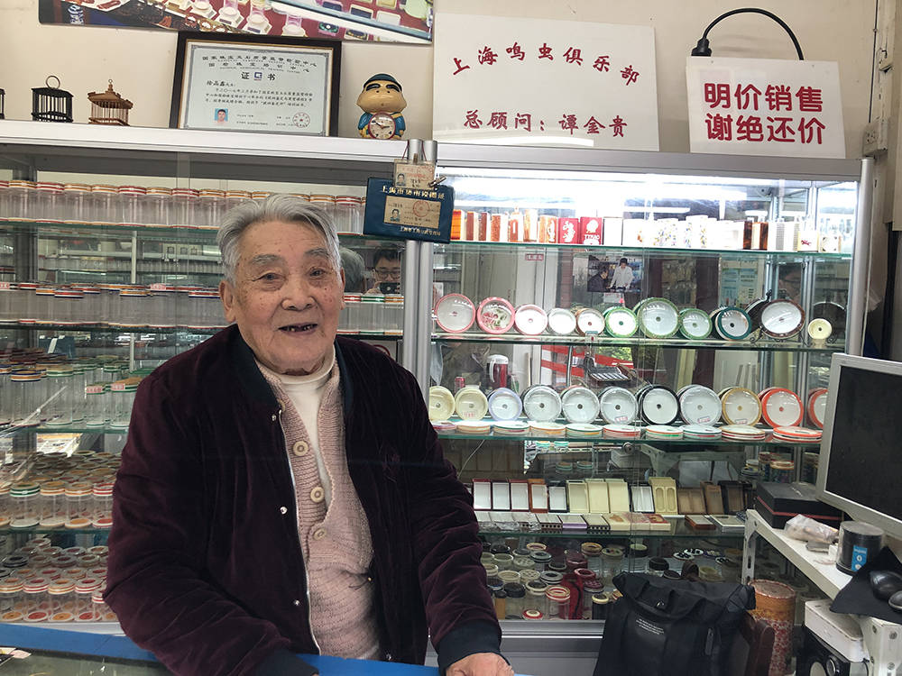 谭金贵开的老谭虫具店已有40多年历史,在全国虫圈颇有名气.