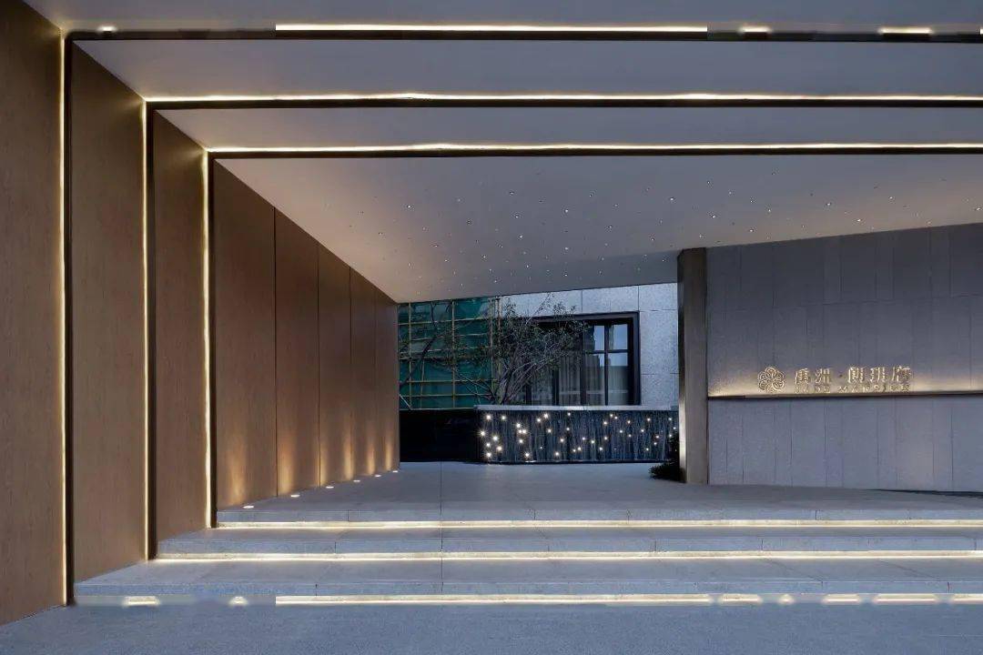 顺势而上形成门廊,自然地搭接在景墙上,层层递退的片墙和内凹的入口