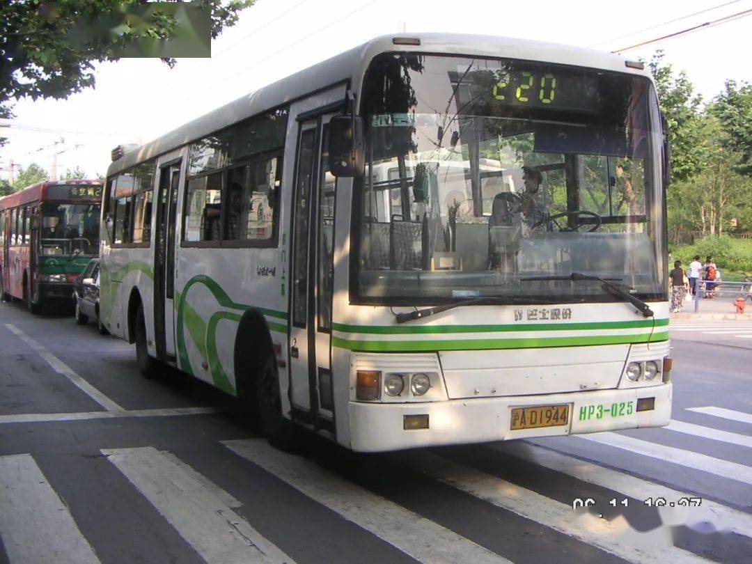 6115q-3(gk)型汽车(魏家钧 摄)220路swb6120khv2-3(s2c)型汽车(魏家钧