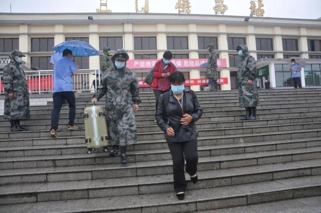 河南省三门峡市陕州区民兵积极参与三门峡西火车站旅客转运任务