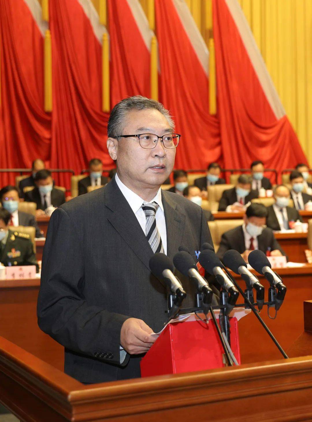 钮兴辉主持李洪林作六届市政协常委会工作报告赵革讲话 吴晓华李国勇