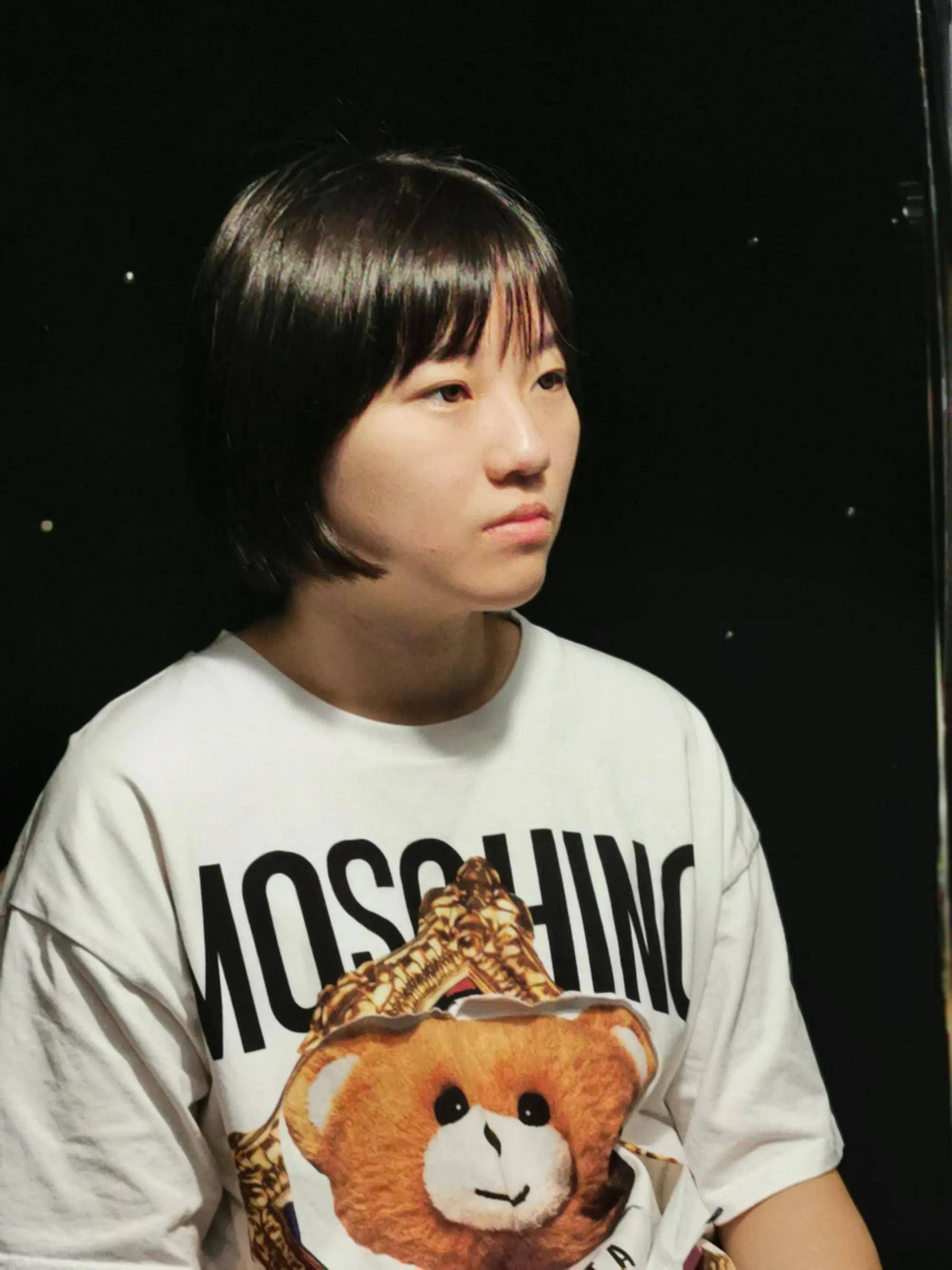 吴静涵在江苏溧阳文化馆示范色粉画人物写生步骤