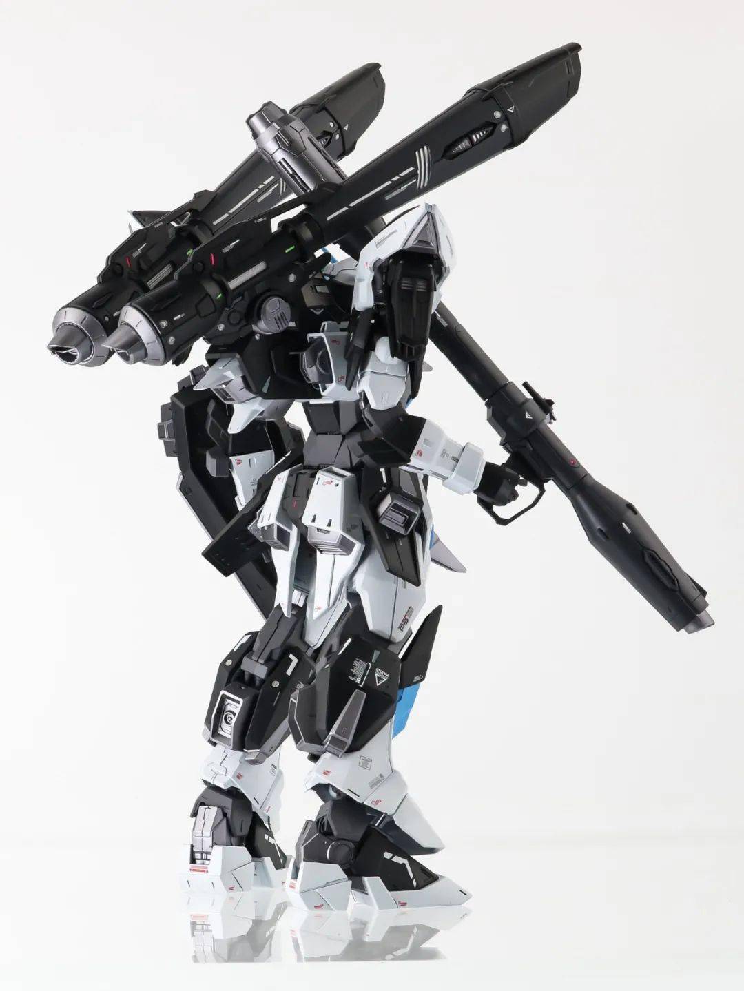 fm灾厄高达蓝白黑改色涂装