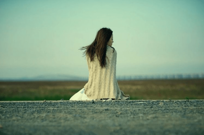 昨晚我梦见我与我的暗恋对象关系亲密有说有笑，梦境背后的情感解析与心理启示