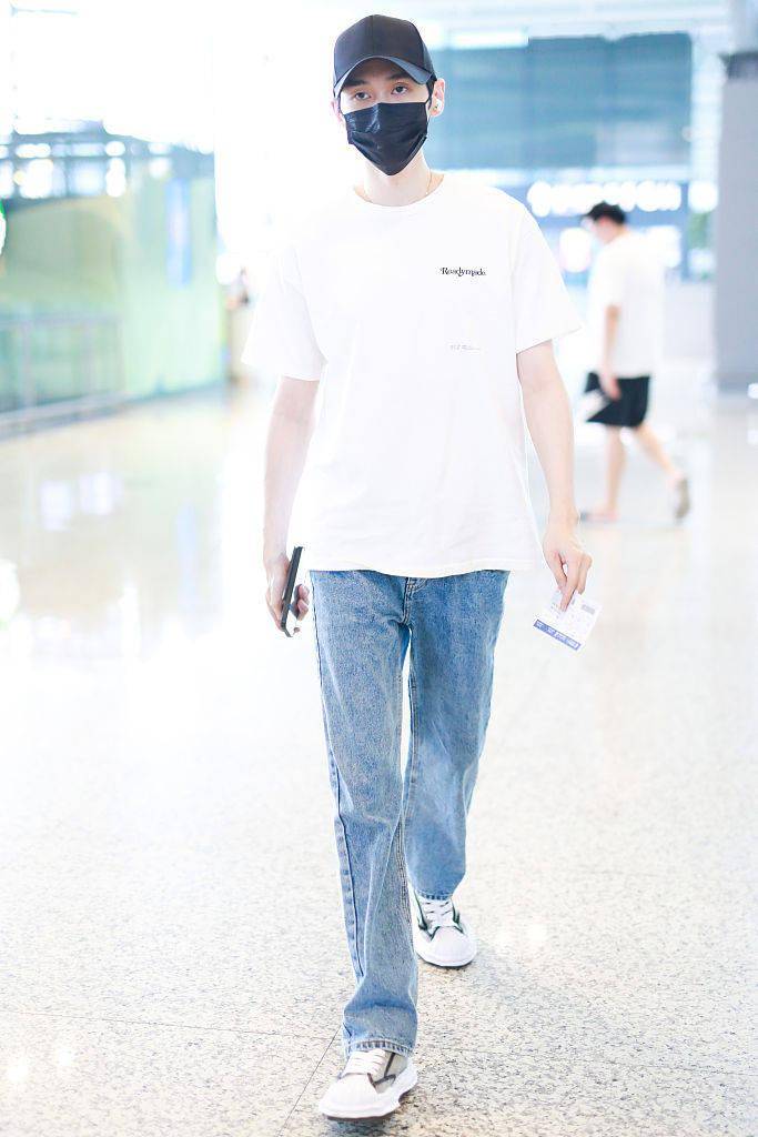 男装|今年的爆款鞋非TA莫属 承包大半个娱乐圈的溶解鞋