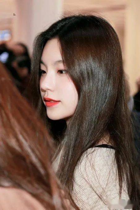 侧脸曲线真的非常漂亮的这位女团爱豆真是完美的艺术