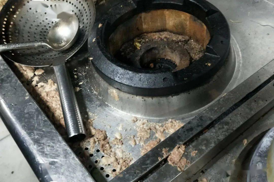 胖哥俩肉蟹煲：大量使用过期食材 隔夜死蟹充当活蟹卖(图5)