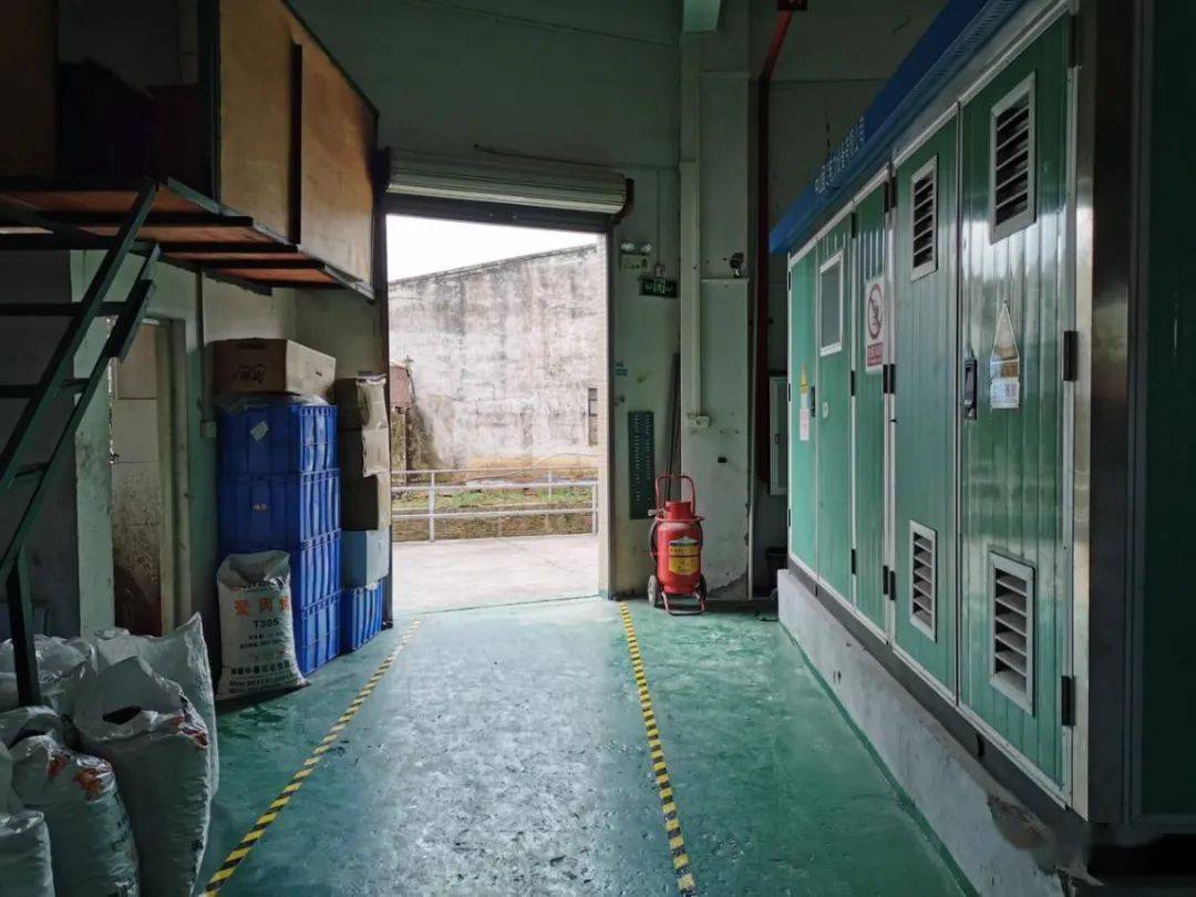 整改前祥龙路一电器公司拆除集装箱办公室,搬走堆积的货物,消防通道