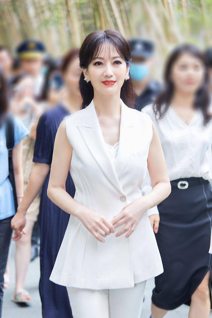 西装|赵雅芝纯白无袖西装造型干练优雅 垂眸插花尽显气质卓然