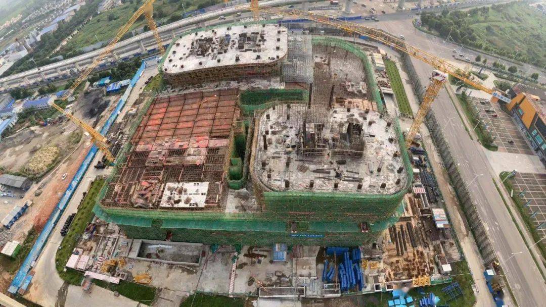 8月17日,汊河明发北站中心商业广场项目主楼6层结构完成浇筑,顺利达到