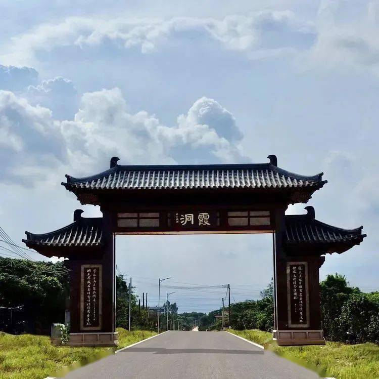 电白霞洞:拆除多处违法大棚,板房,房屋.