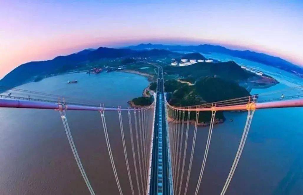 8:00出发前往中国第一大群岛舟山群岛,跨越世界上著名的跨海大桥,体验
