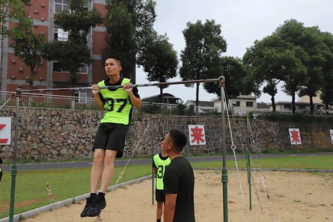 3000米跑道上你追我赶,争分夺秒;30×2蛇形跑赛场上争先恐后,互不相让