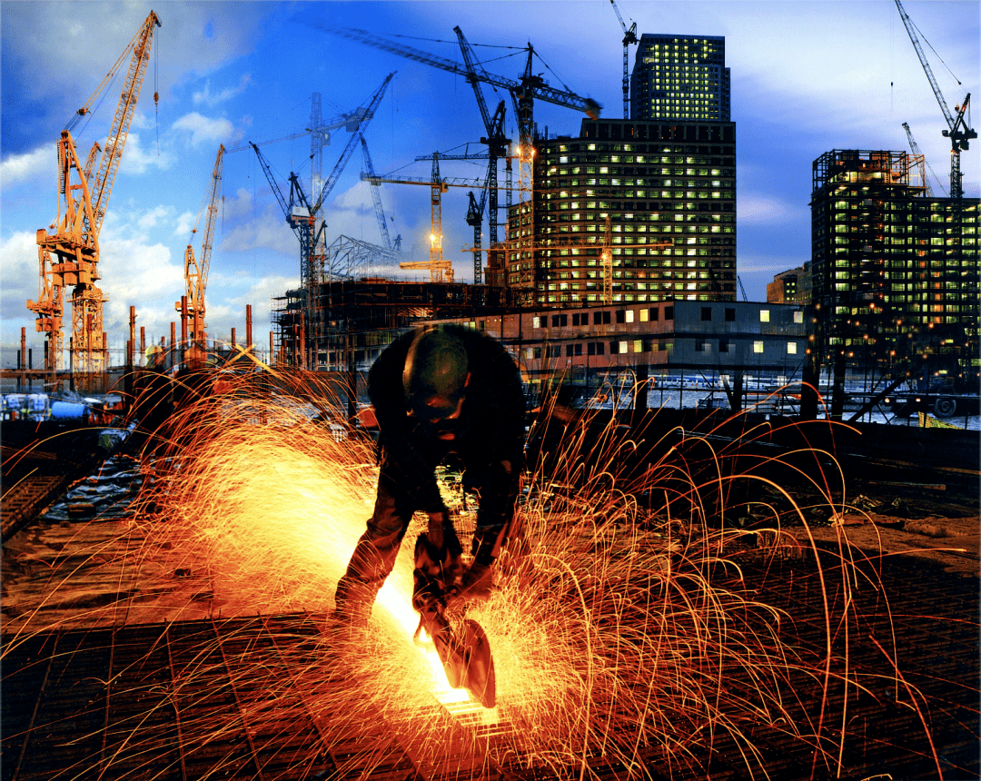 《黄昏的工地—切割工人》王维