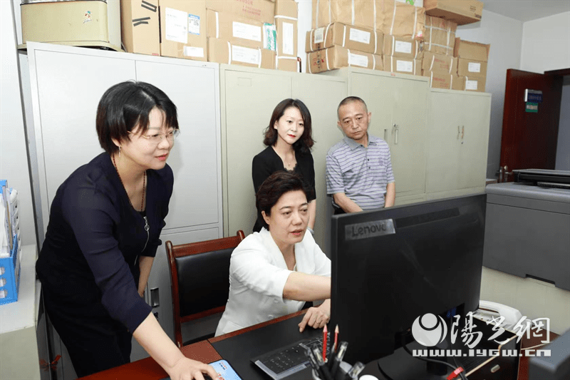 省商务厅厅长赵璟参加坐窗口走流程跟执法活动