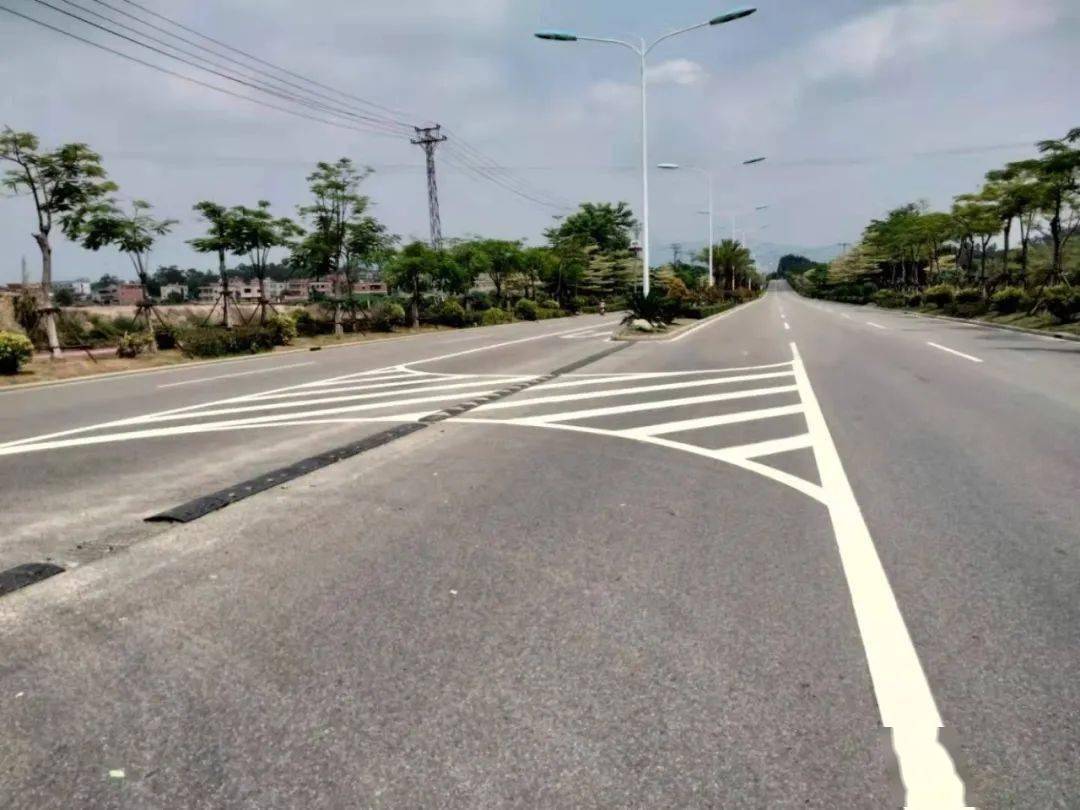 我为群众办实事交通标线焕新颜安全出行有保障