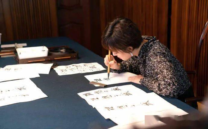 大家纷纷在她的微博下留言"看了孙俪写字,自己也想动笔临摹了""赞美