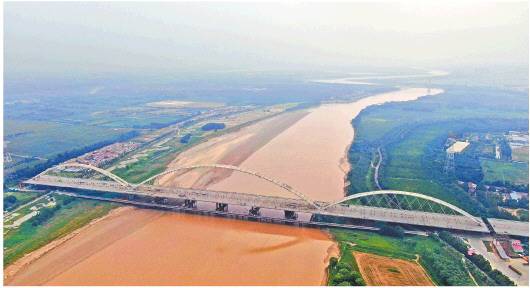 齐鲁黄河大桥是济南市推进新旧动能转换和携河北跨发展的关键性工程