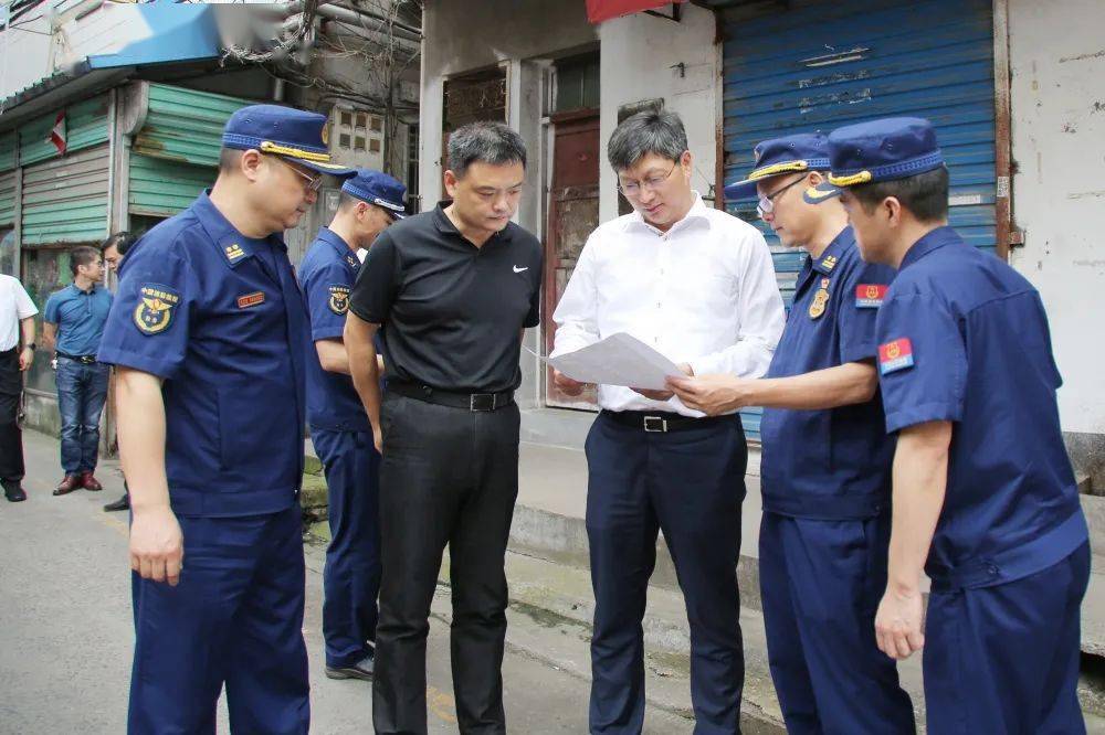 市政府副秘书长程小平,市消防救援支队长宋群立,政治委员王平,市应急