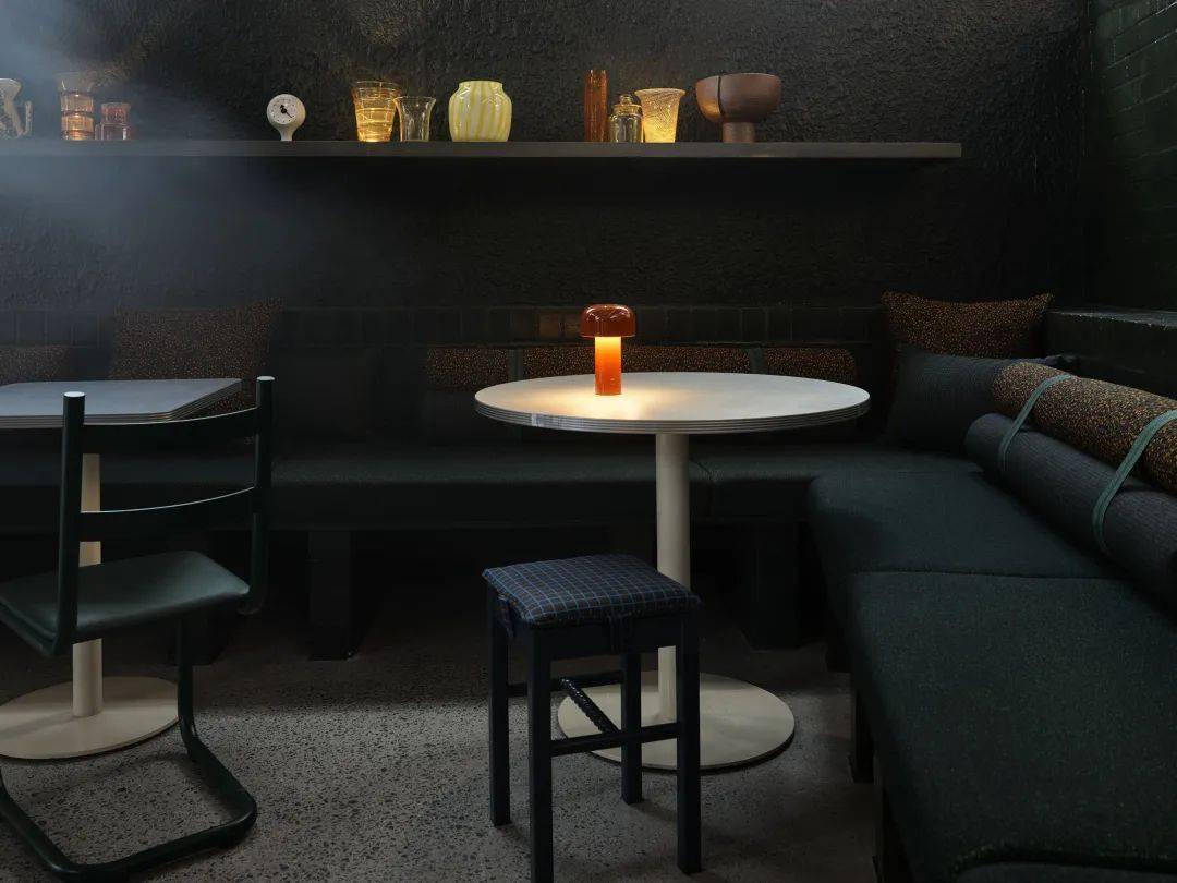 这个赛博朋克风的酒吧迷幻又现代酷到没朋友