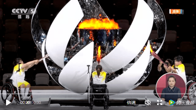 东京残奥会盛大开幕！三位轮椅残疾选手共同点燃圣火！