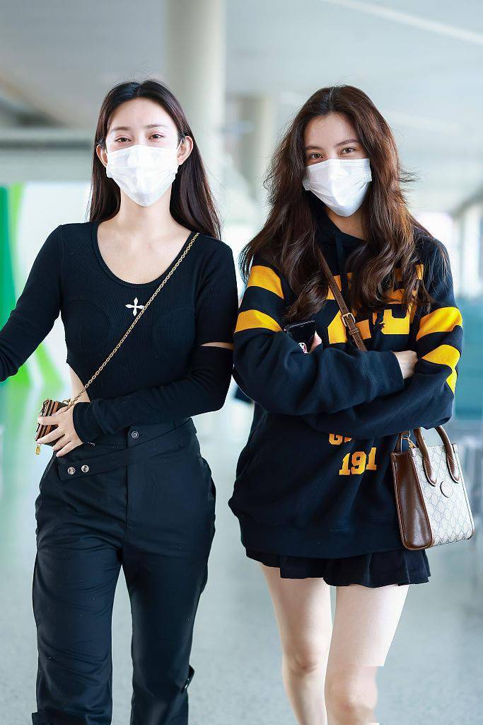 印花连帽卫衣配百褶短裙 宋妍霏带来休闲舒适穿搭法