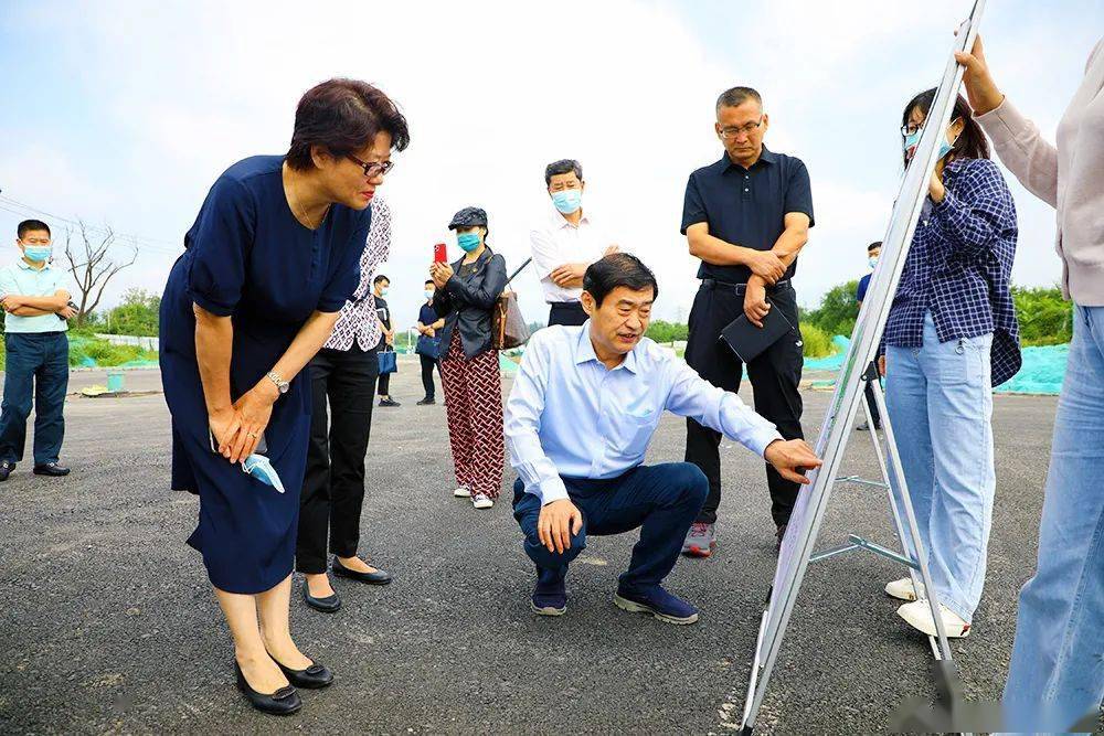 8月24日上午,区委书记张力兵与北京演艺集团董事长赵佳琛,总经理王珏