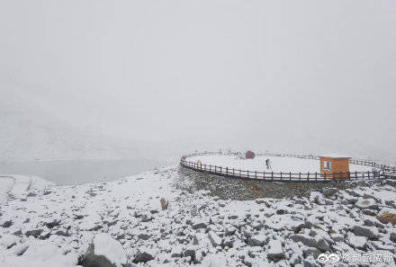 四川|达古冰川迎来初秋第一场雪