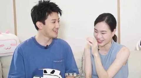 小腹|吴敏霞怀二胎后现身机场，衣着宽松小腹微隆，丈夫推行李好宠爱