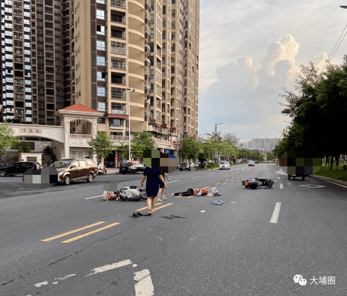 大埔两摩托车相撞,有人倒地.