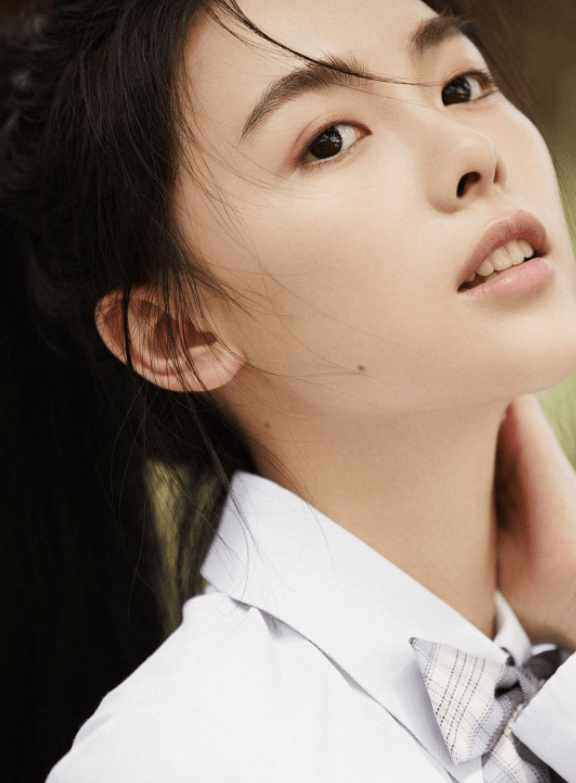 新人演员钟雅婷初秋清新写真曝光 气质纯净的笑容治愈令人心动