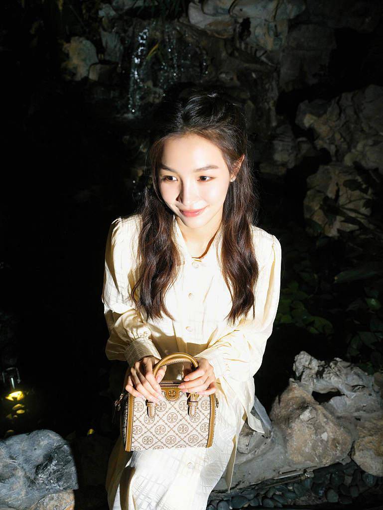 张楠一身白裙置身绿野浪漫清新梳波浪卷发笑容甜美超养眼