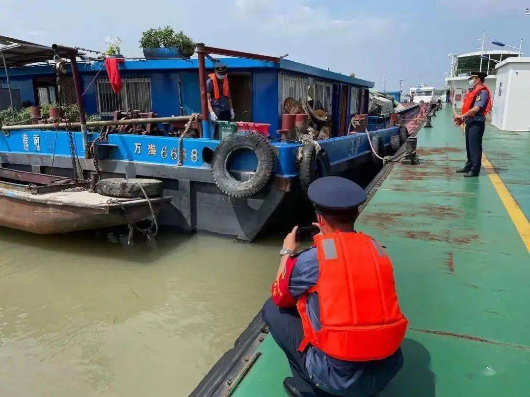 执法人员表示:依据《中华人民共和国防治船舶污染内河水域环境管理