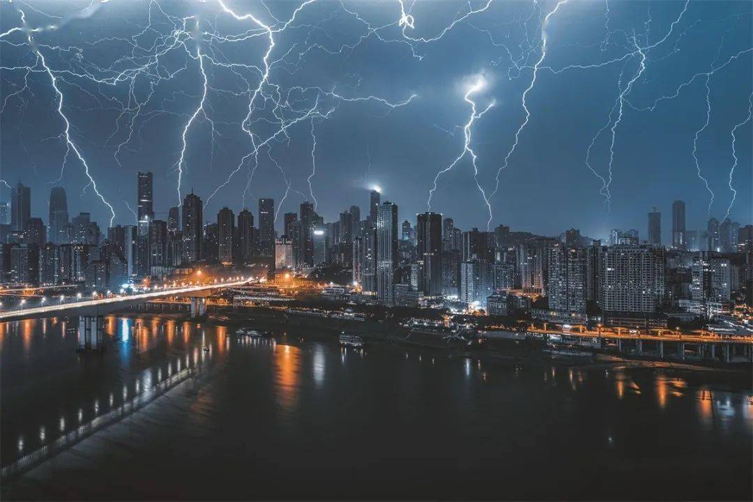 摄影师罗星追闪电的重庆人