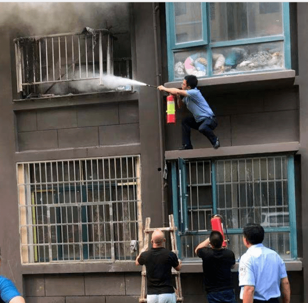 提着灭火器跑到现场