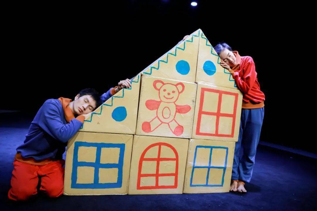 如果 纸箱能变幻魔术!如果 声音能表达情绪?如果 身体能诉说故事?