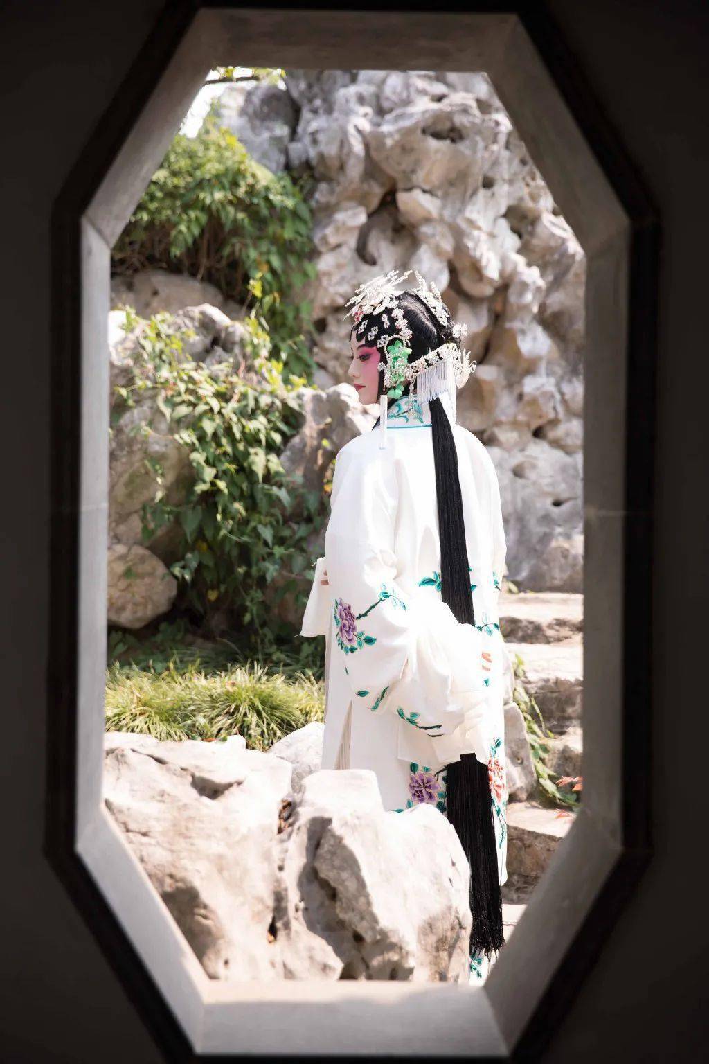 一人一生活吴晨一颦一笑间流露出古典韵味00后女孩传承汉服华美