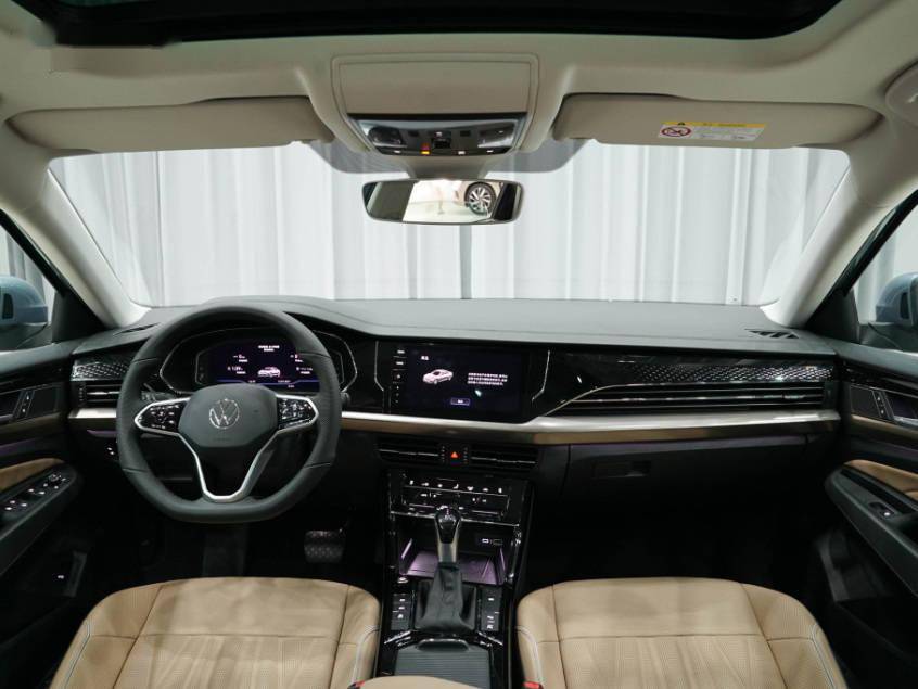 新帕萨特的内饰变化不大,立体高光黑装饰板贯通整个仪表台,将仪表盘和