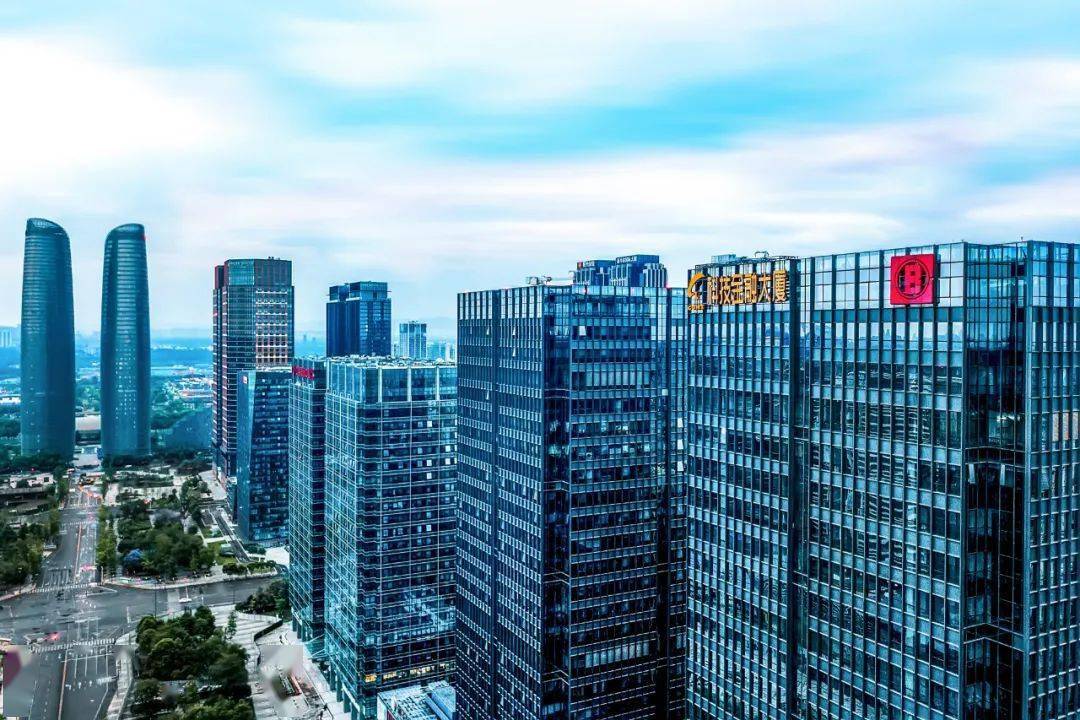 在这条道路上,不仅有高端写字楼——中海国际中心,有以金融科技为主的