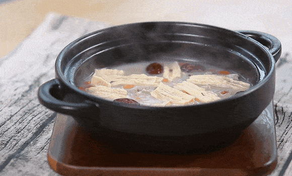 广东人喜欢喝汤,尤其是老火靓汤