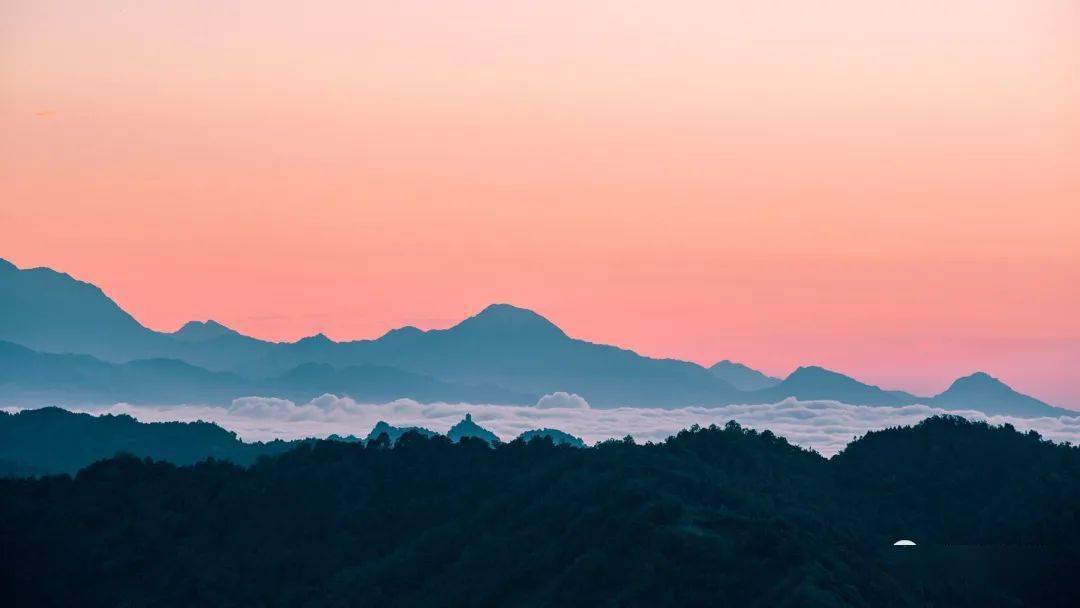 在初升太陽的光暈中,剎那間天地身披萬縷霞光.