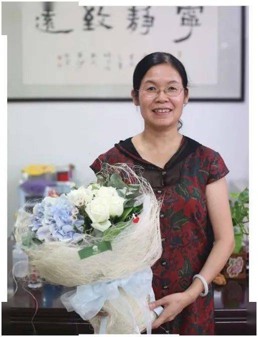 杨青兰名师有话说另悉,江门一中附校原教学副校长曾文锦,目前已到江门