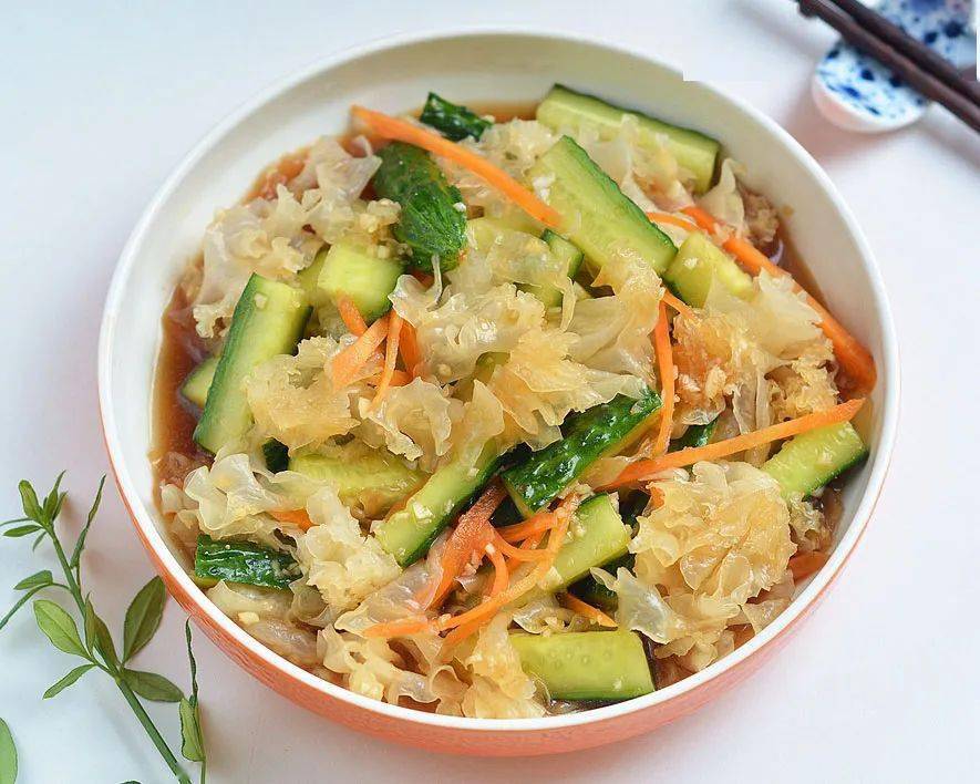 凉拌黄瓜银耳滋阴润燥清热安神