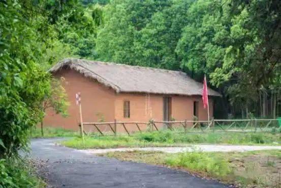 池塘边建有一座三间的茅草屋,按照老垦荒队员讲述及相关历史资料记载