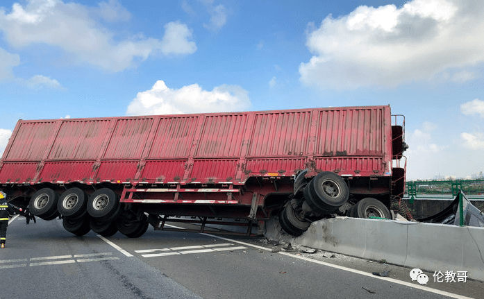 顺德东立交处猛烈车祸大货车撞断护栏冲出路面