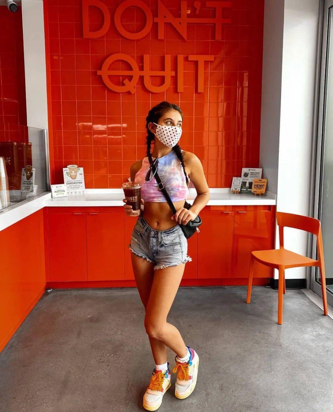 出生于德克萨斯州她今年22岁violet summers来自加利福尼亚的性感超模