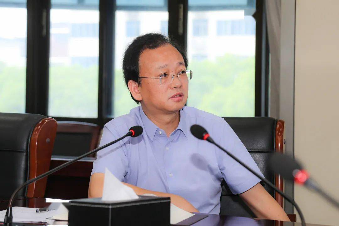 管委会主任,洛社镇镇长张仁洪召集相关人员,召开