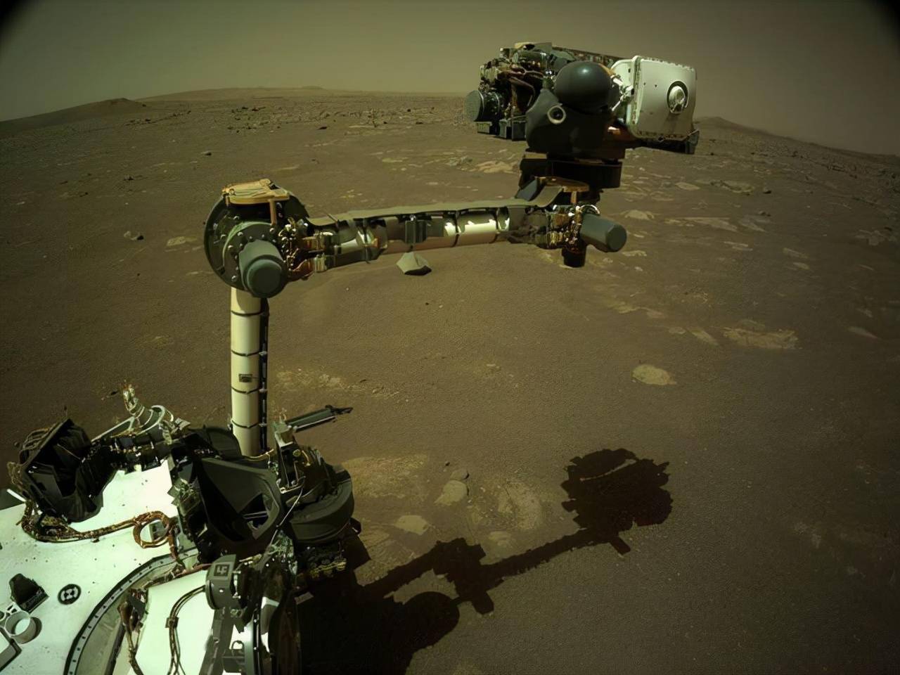 5500万公里外毅力号传回真实照片岩石清晰可见火星一片荒凉