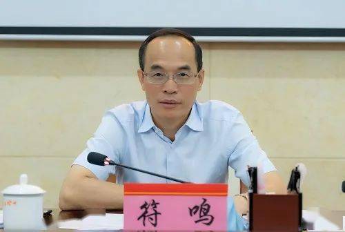 县委副书记,县政府代县长罗桦主持会议,县政府副县长伍发权,李功成