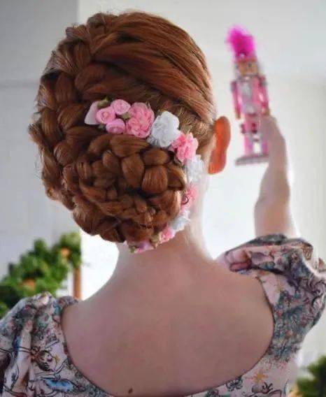 "芭"面玲珑 清新多样的芭蕾丸子头